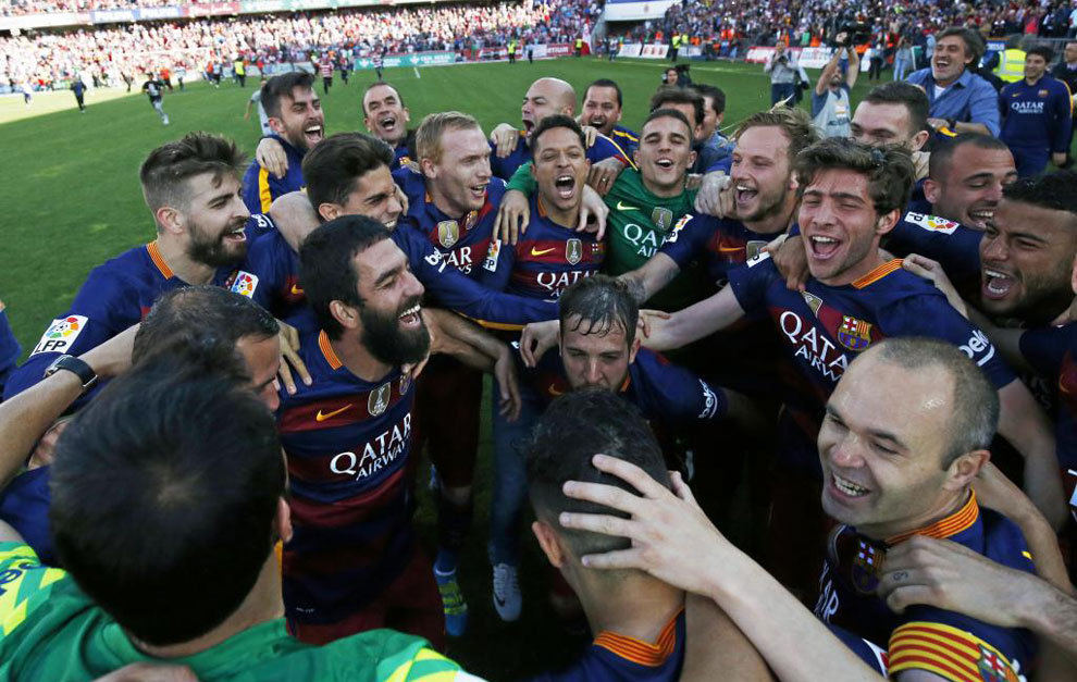 Los jugadores del Barça celebran la Liga pasada en Los Cármenes
