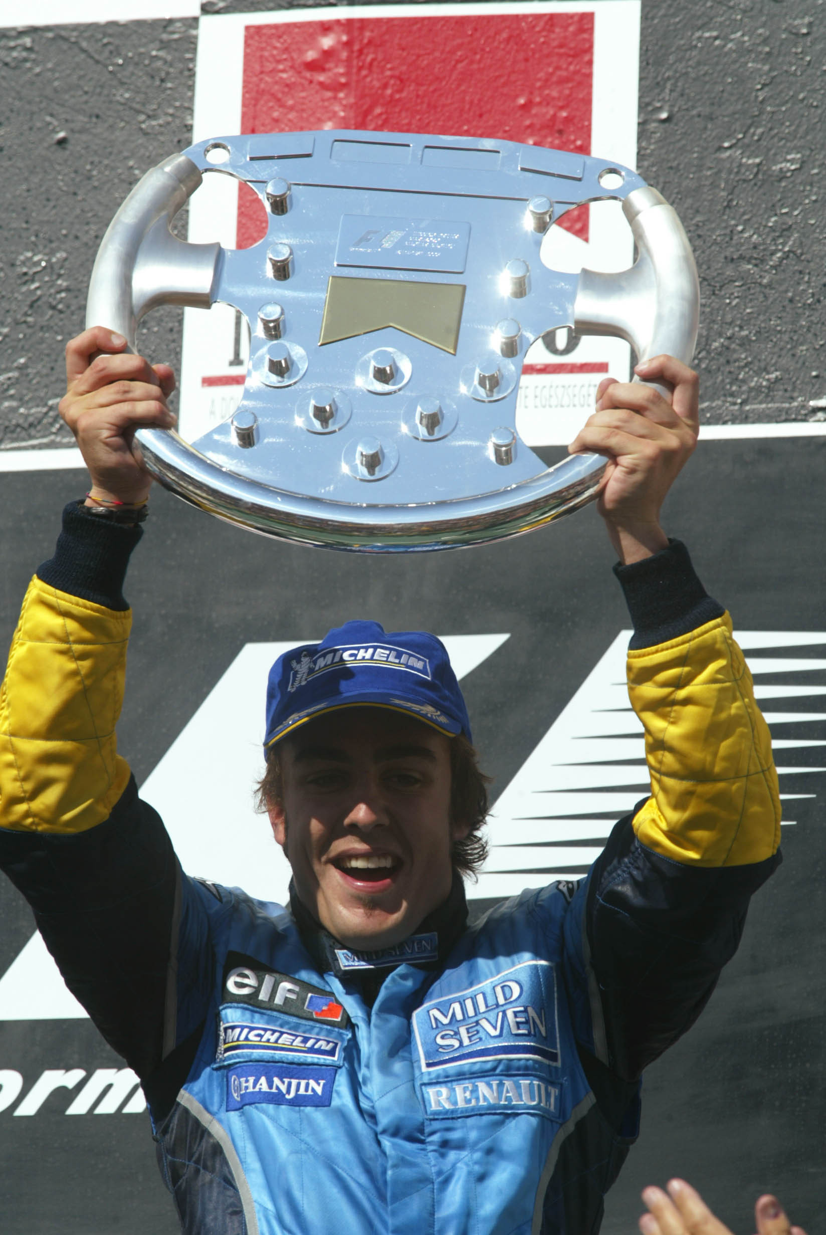 Alonso celebra su victoria en el podio de Hungaroring