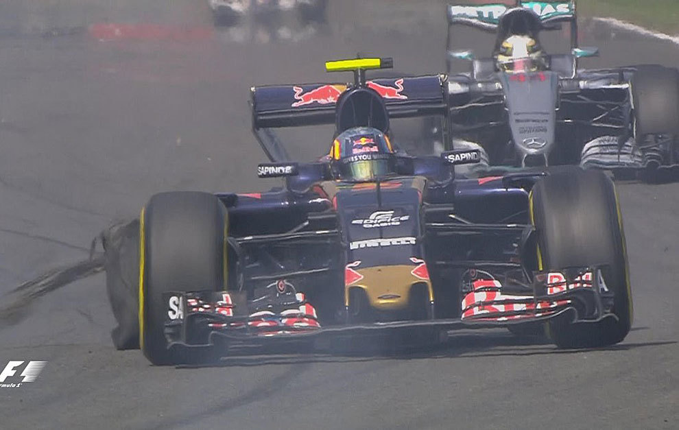 Carlos Sainz intenta controlar su Toro Rosso con una rueda reventada.