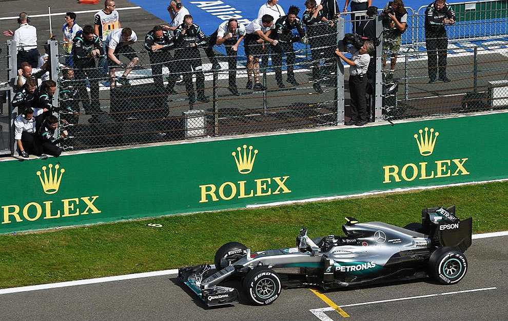 Rosberg cruza la línea de meta de Spa-Francorchamps.