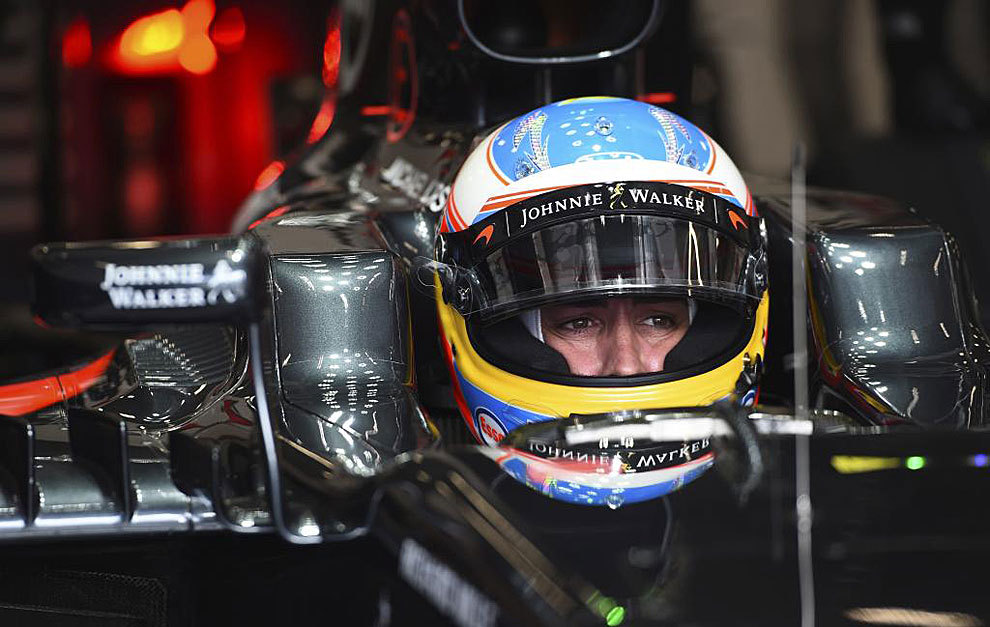 Alonso, montado en su McLaren Honda.