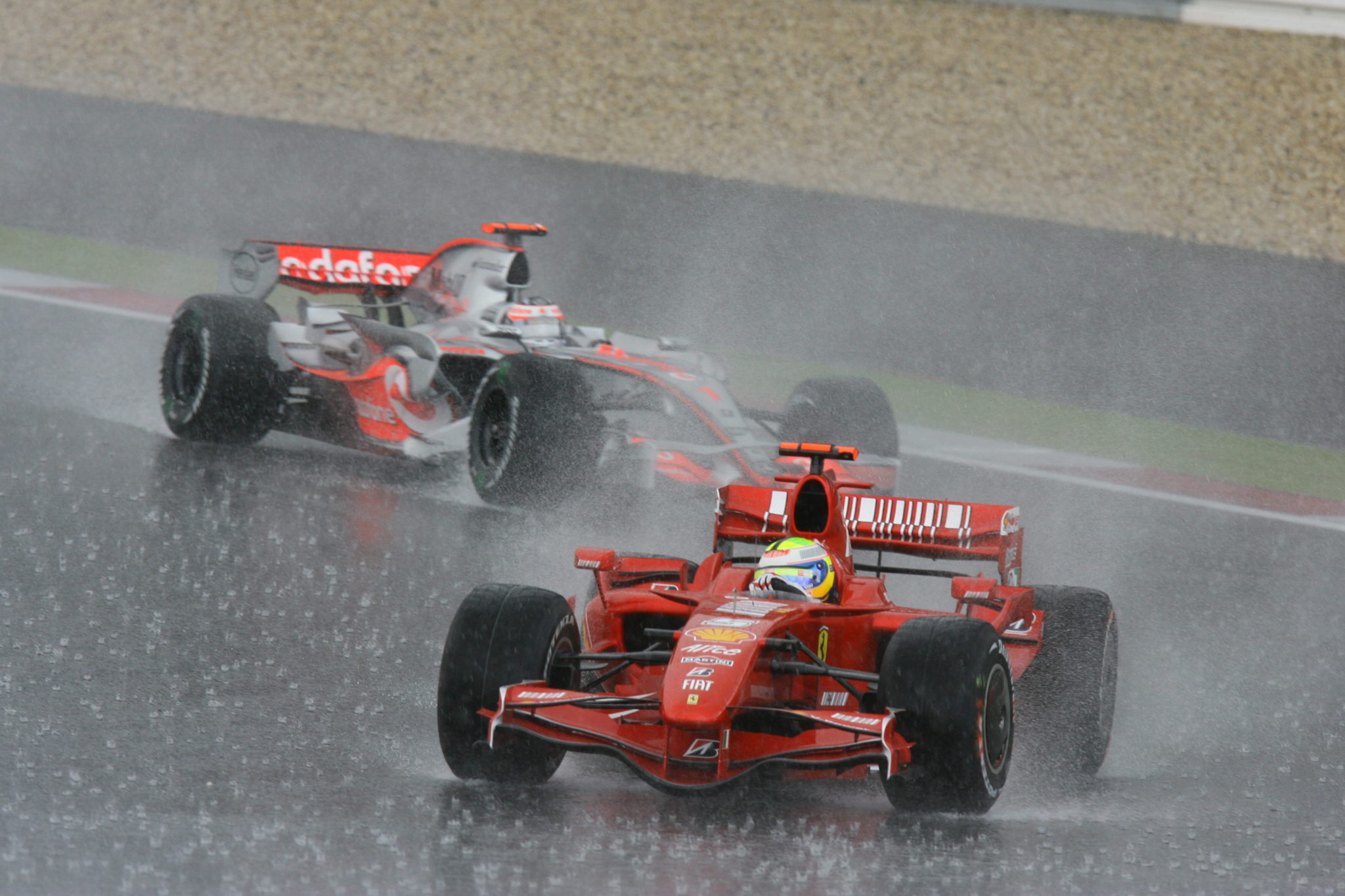 Massa y Alonso batallando en Nurburgring antes de su pique en 2007