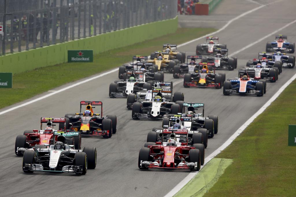 La salida en Monza, con Hamilton a la derecha de la imagen detrás de...