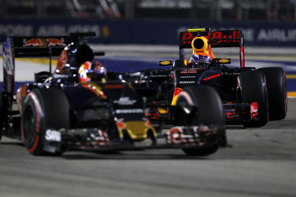 Daniil Kvyat  y Max Verstappen luchando por una posición en la...