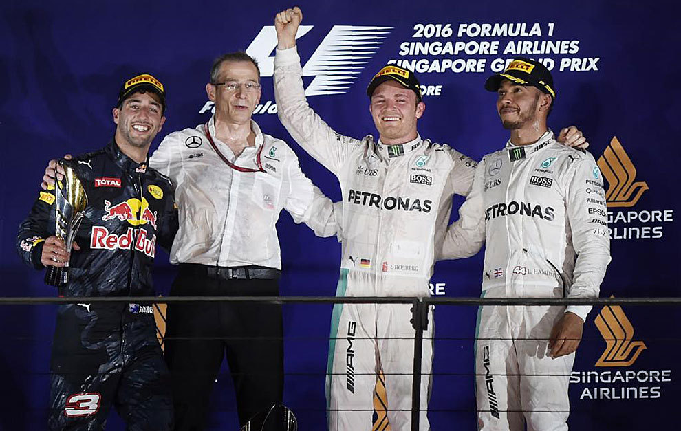 Ricciardo, Rosberg y Hamilton, en el podio de Singapur.