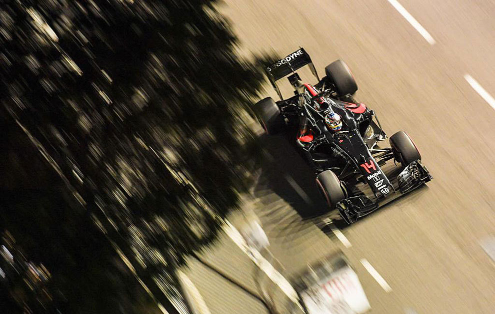 Fernando Alonso pilota su McLaren Honda durante la carrera de...