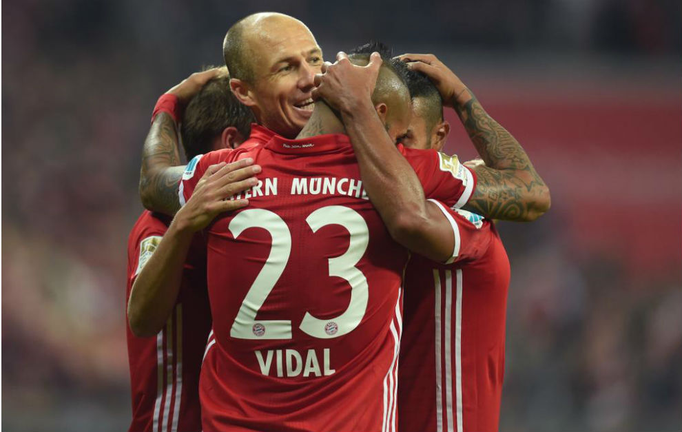 Los jugadores del Bayern celebran uno de sus goles al Hertha.