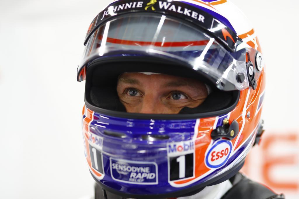 Jenson Button en el box de McLaren en Singapur