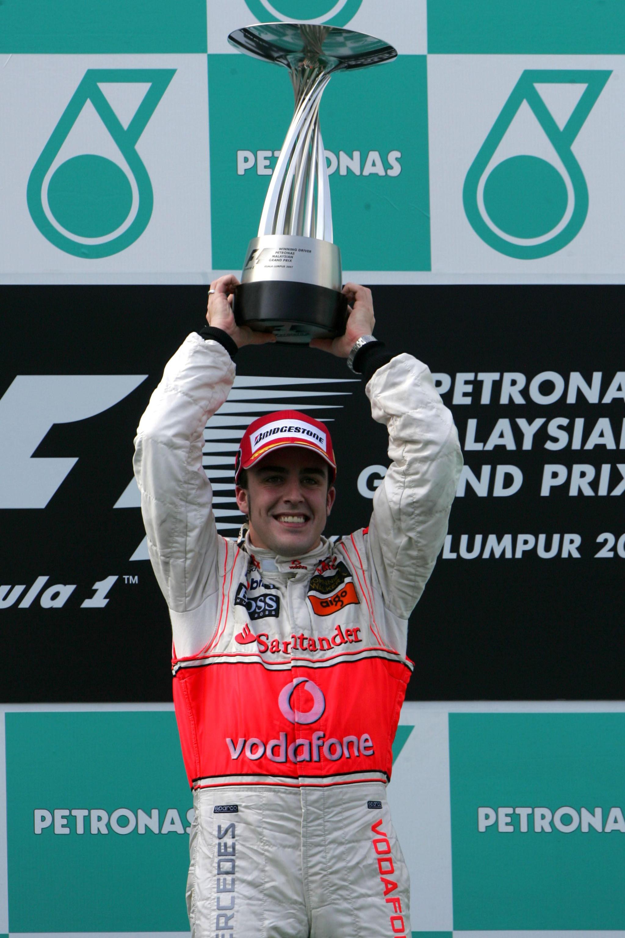 Alonso en el podio de Malasia 2007