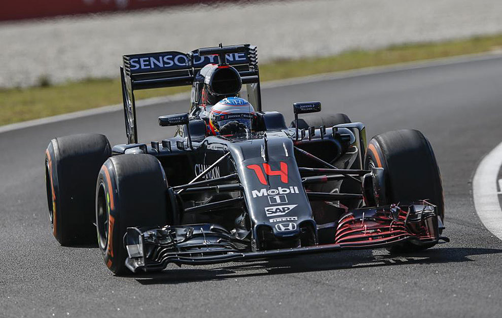 Fernando Alonso pilota su McLaren en el Circuito de Sepang.