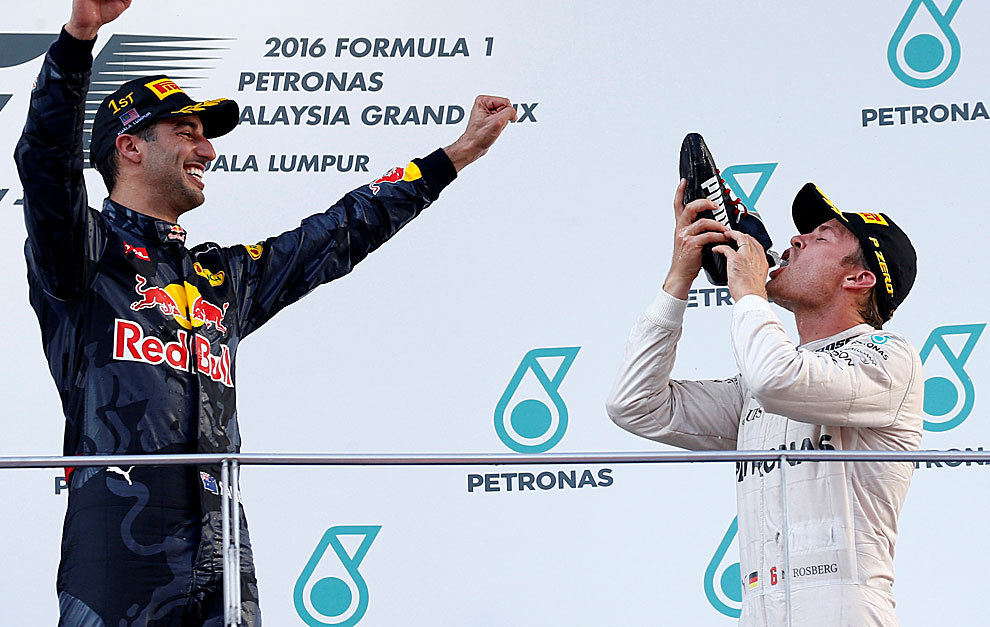 Rosberg bebe de la bota de Ricciardo mientras éste le anima