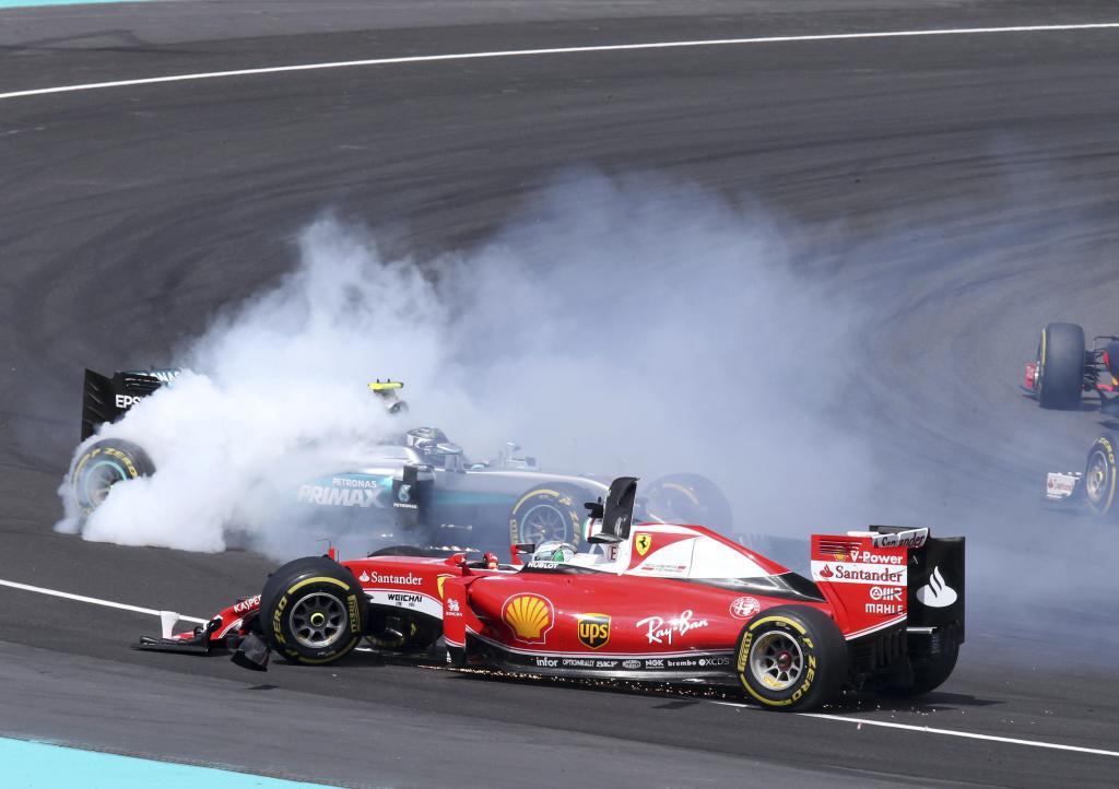 Vettel destroza la dirección de su Ferrari tras embestir a Rosberg y...