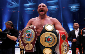 Tyson celebrando su última victoria en el cuadrilátero