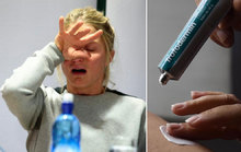 Therese Johaug, muy afectada, comparece ante los medios. Al lado de su...
