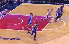 Sergio Rodríguez repartiendo una asistencia con los Sixers en...