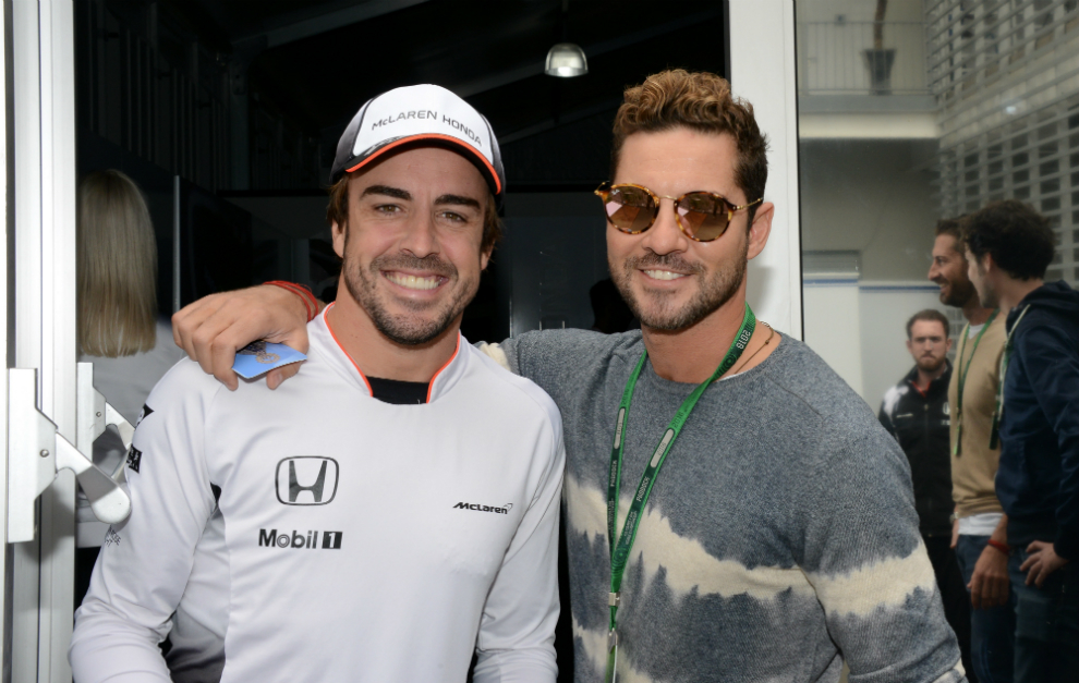 Alonso junto a David Bisbal, que visitó al español en el circuito.