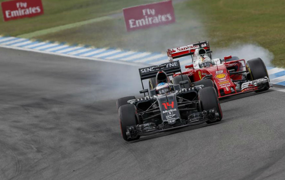 Vettel bloquea ruedas detrás de Alonso en el pasado GP de Alemania.