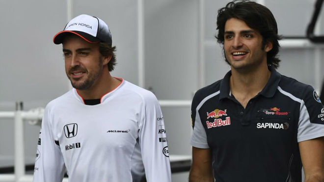 Alonso y Sainz caminan por el paddock del José Carlos Pace durante el...