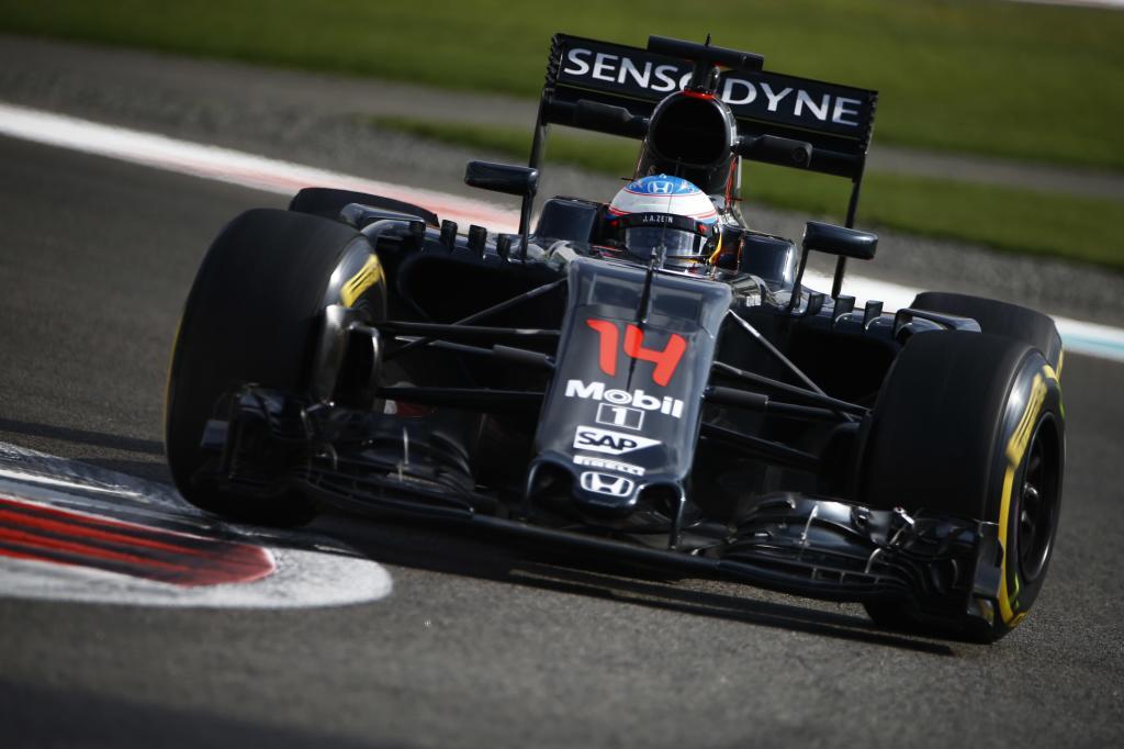 Alonso pilota su McLaren durante el Gran Premio de Abu Dabi.