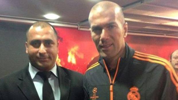 Fatih Çakmak, junto a Zidane, en la visita del Madrid a Estambul en...