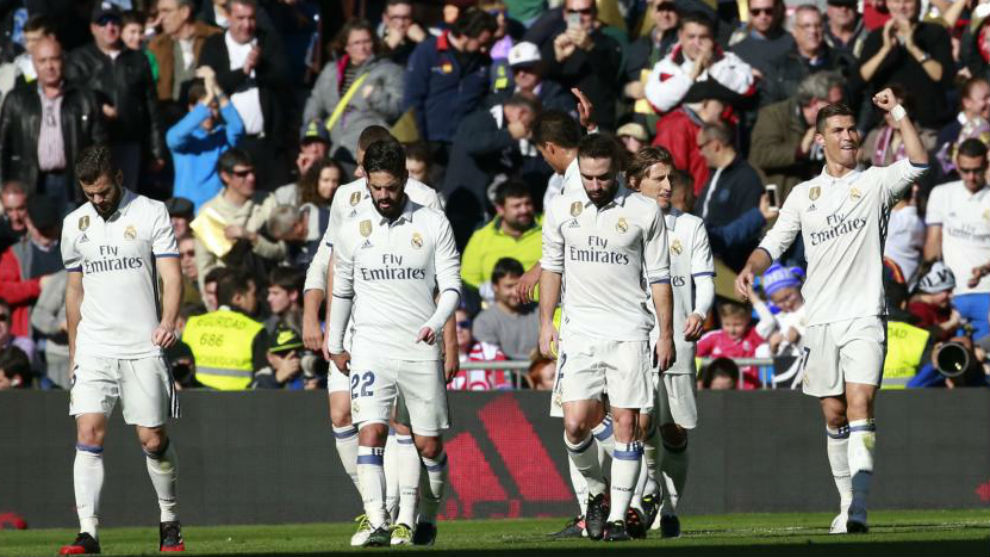 Los jugadores del Madrid durante el partido de Liga ante el Granada