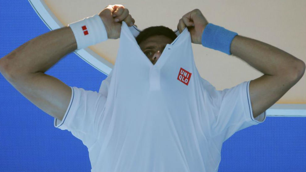 Djokovic se saca la camiseta