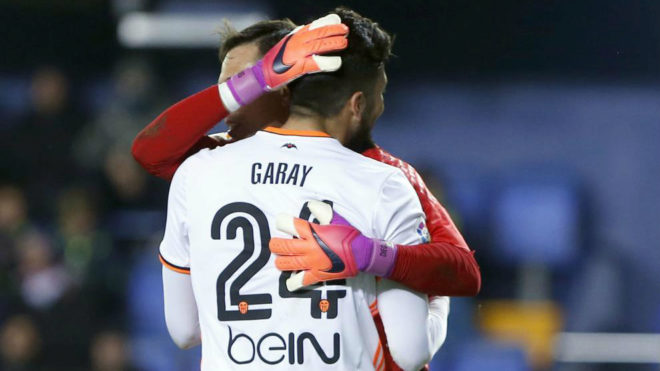 El portero Diego Alves se abraza a Garay tras el partido.