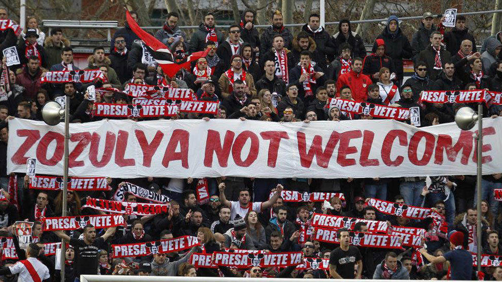 Pancarta de Bukaneros en el partido contra el Almería