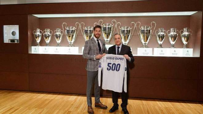 Ramos posa con la camiseta conmemorativa de sus 500 partidos junto a...