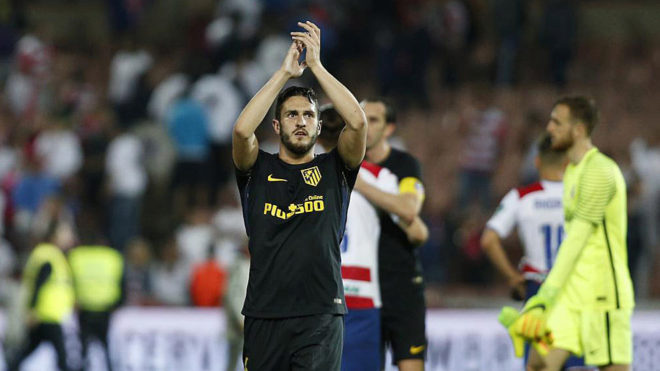 Koke saluda a los aficionados del Atlético desplazados a Granada.