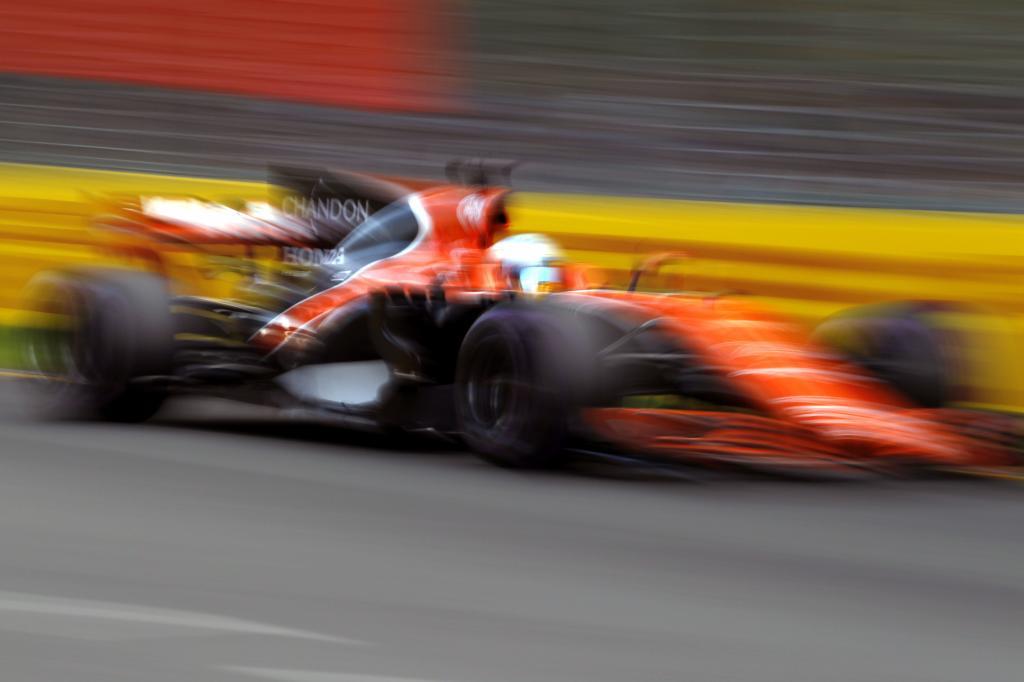 Alonso pilota su MCL32 en Albert Park.