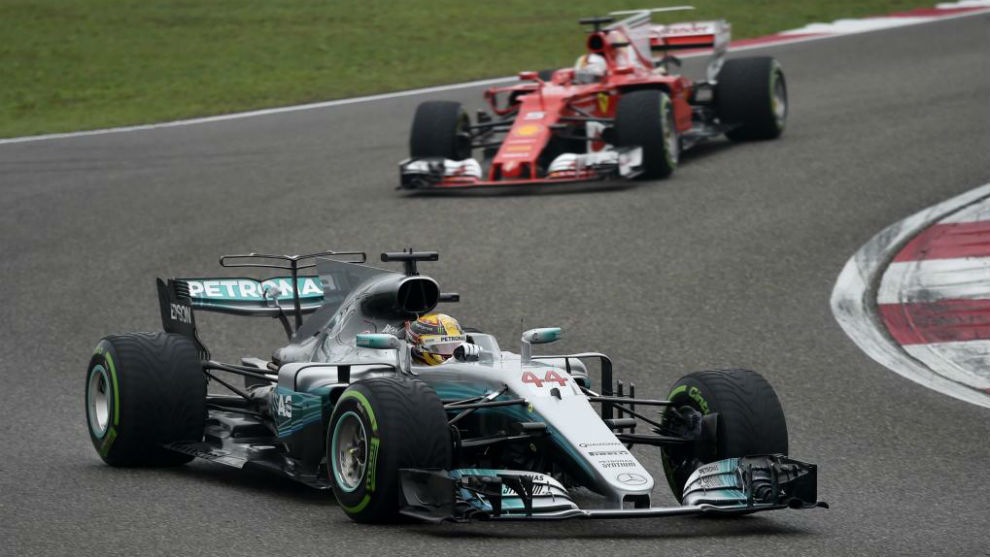 Lewis Hamilton por delante de Sebastian Vettel