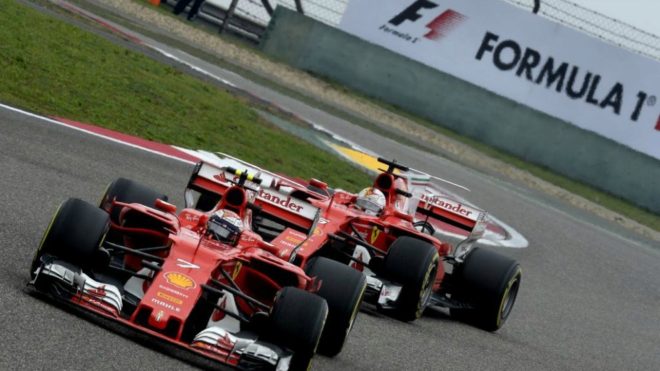 Raikkonen, delante de Vettel.
