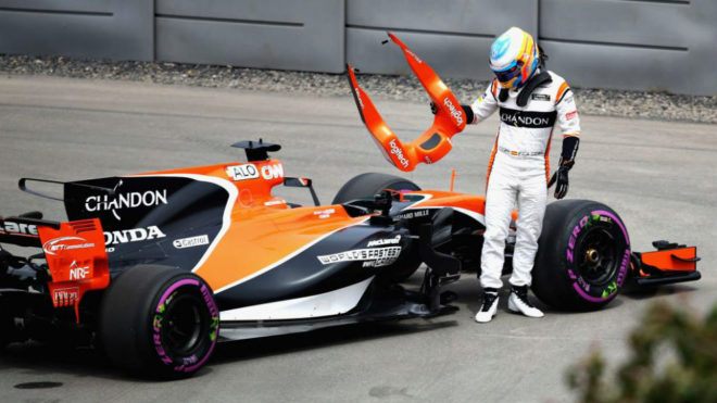 Alonso tira el protector de la cabeza tras detener su coche fuera de...