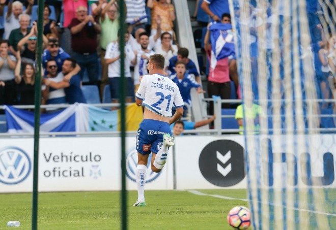 Jorge Senz celebra un gol en el Heliodoro Rodrguez Lpez.