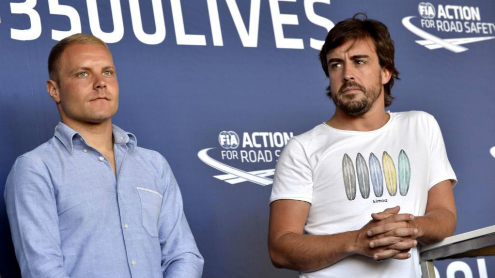 Valtteri Bottas y Fernando Alonso en una conferencia este miércoles...