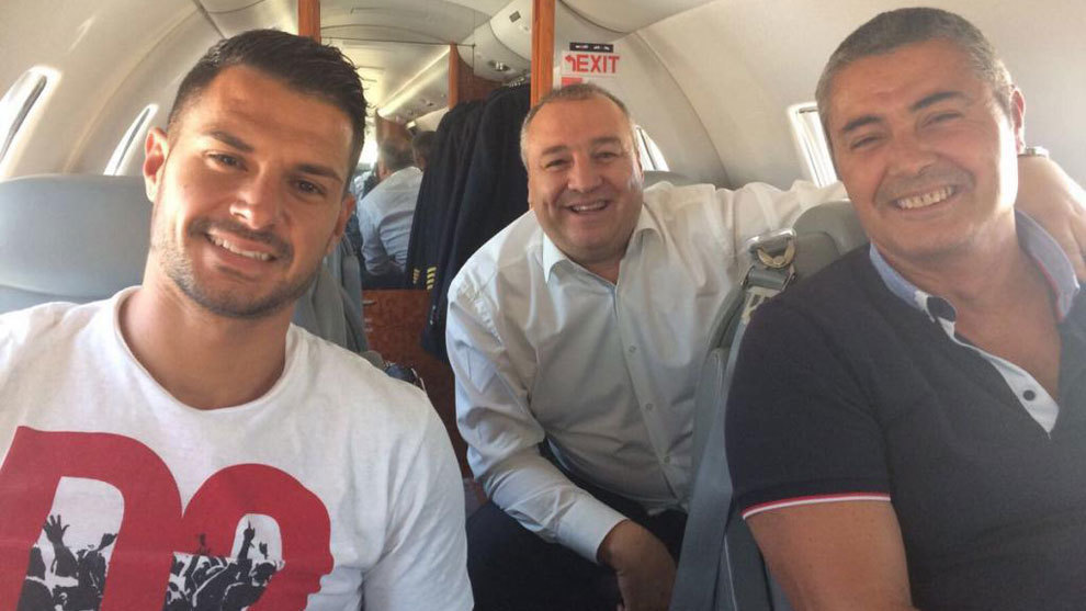 Vitolo, su padre y el presidente de la UD Las Palmas, en el avión...