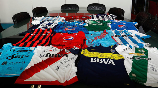 La camiseta firmada de los argentinos y colombianos.