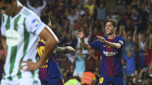 Messi felicita a Sergi Roberto por su gol.