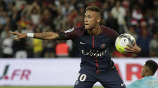 Neymar celebra uno de sus goles al Toulouse.