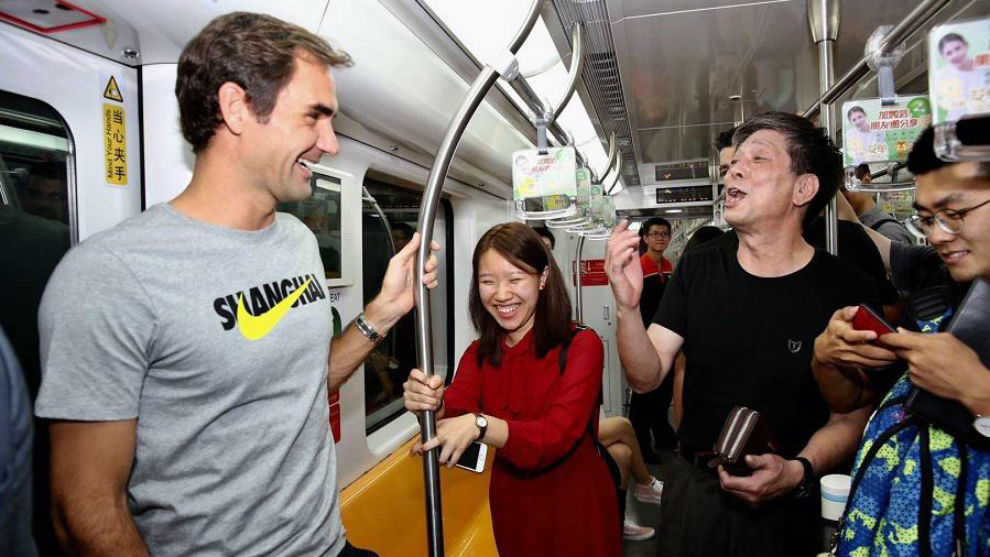 Roger Federer durante su trayecto en el metro de Shanghái.