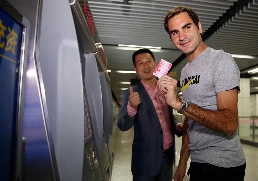Federer mostrando el billete de entrada al medio de transporte...