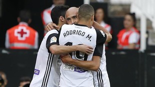 Zaza, Rodrigo y Guedes se abrazan para celebrar un gol.