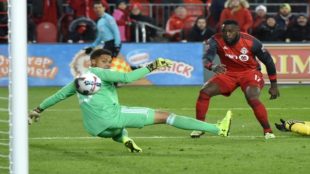 Hobbling Altidore fires Toronto into MLS Cup final