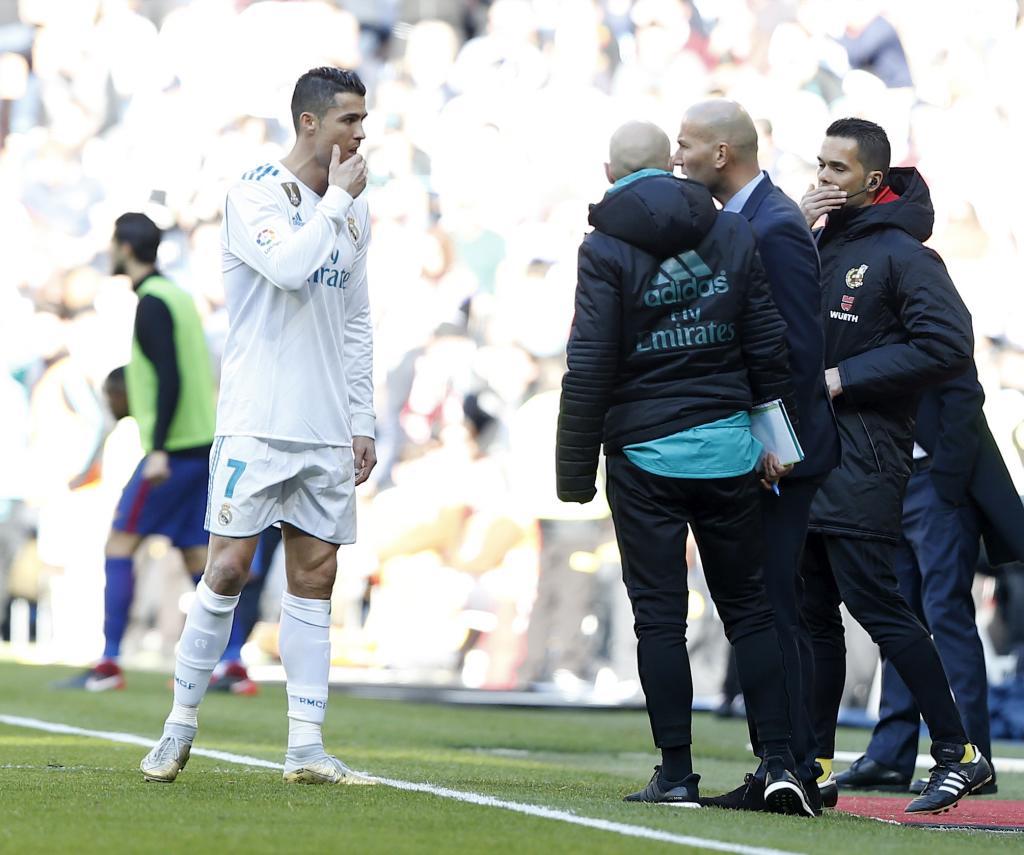 Cristiano and Zidane talk as Messi prepares to take his penalty