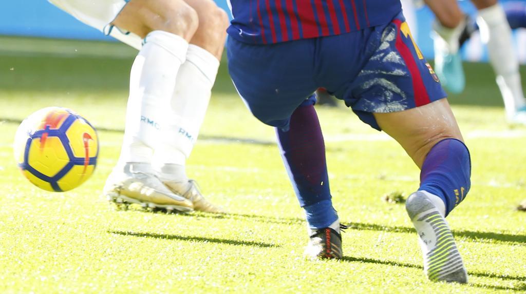 A barefoot pass for Vidal