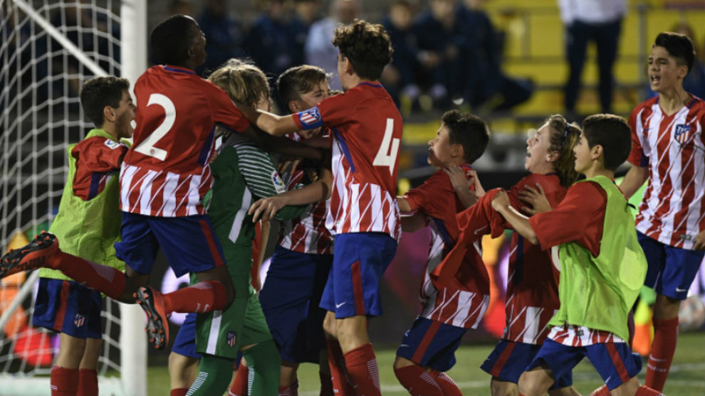 La plantilla del Atlético celebra el pase a la final en penaltis.