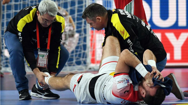 Guardiola es tratado por los médicos en el partido frente a Hungría