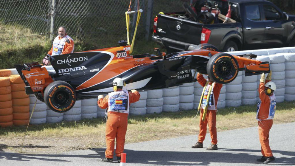 El MCL33 de Alonso chorreando aceite en Montmeló en el GP de España...