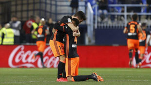 Murillo y Gayá se abrazan al acabar el partido en Málaga.